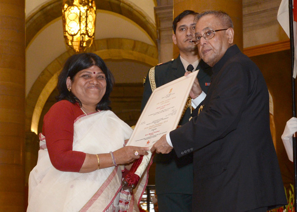 The President of India, Shri Pranab Mukherjee presenting Stree Shakti Puruskar, 2013 to Smt. Manasi Pradhan, odisha on the occasion of International Women’s Day at Rashtrapati Bhavan in New Delhi on March 8, 2014. 