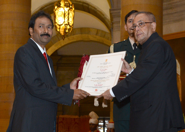 The President of India, Shri Pranab Mukherjee presenting Stree Shakti Puruskar, 2013 to Dr. M. Venkaiah, Andhra Pradesh on the occasion of International Women’s Day at Rashtrapati Bhavan in New Delhi on March 8, 2014. 