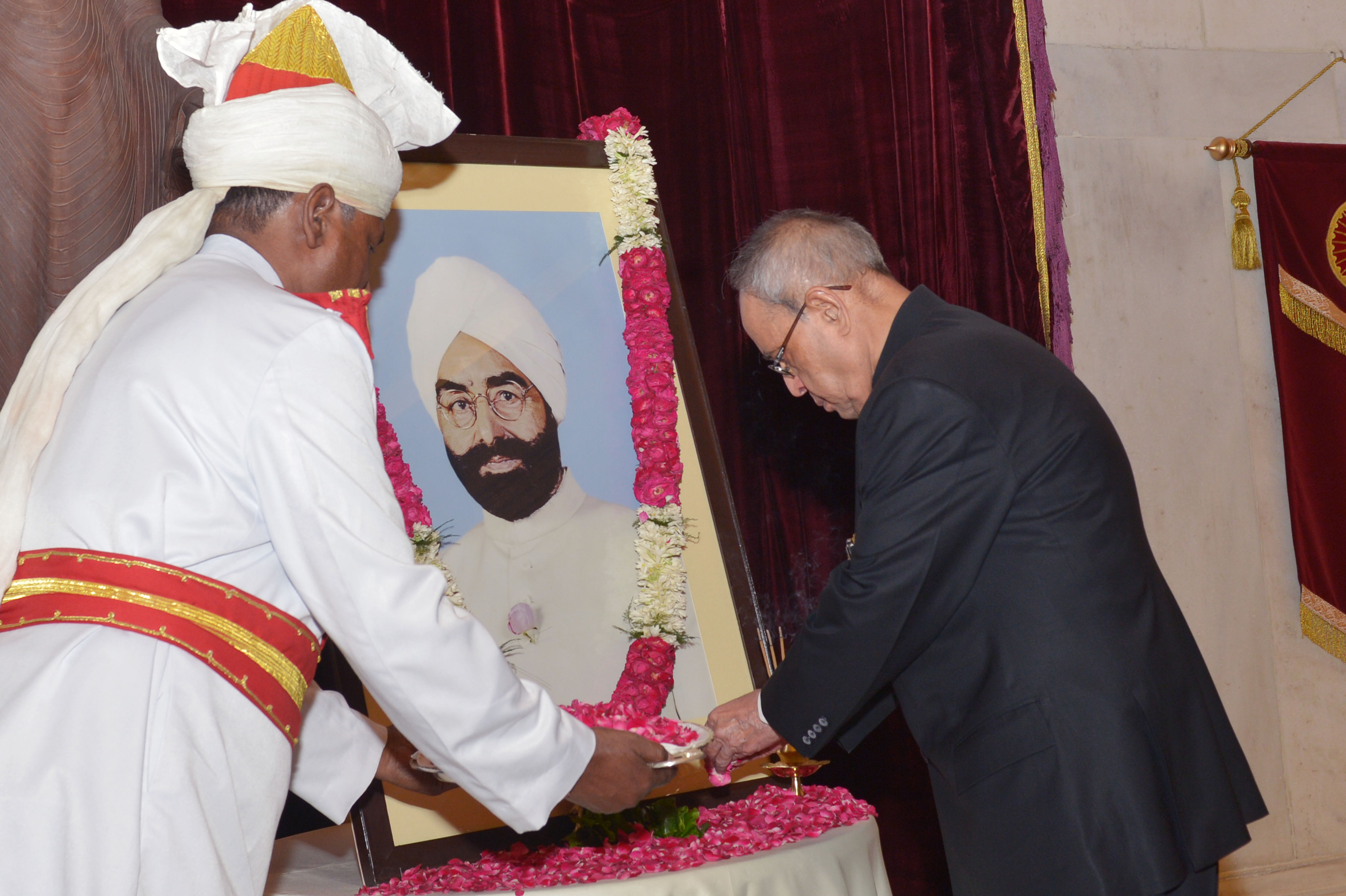 The President of India, Shri Pranab Mukherjee paying floral tributes to the Former president of India, Shri Giani Zail Singh on his Birth Anniversary at Rashtrapati Bhavan on May 5, 2015.