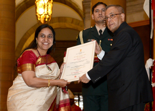 The President of India, Shri Pranab Mukherjee presenting Stree Shakti Puruskar, 2013 to Mrs. Bina Sheth Lashkari, Maharashtra on the occasion of International Women’s Day at Rashtrapati Bhavan in New Delhi on March 8, 2014. 