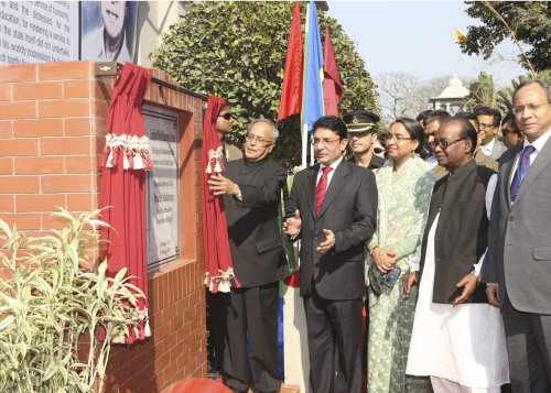 भारत के राष्ट्रपति, श्री प्रणब मुखर्जी, कुमुदिनी अस्पताल परिसर का अवलोकन तथा भारत सरकार से सहायता प्राप्त ‘संयुक्त अपशिष्ट प्रबंधन परियोजना’ की पट्टिका का अनावरण करते हुए