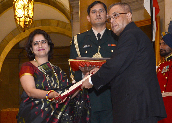 भारत के राष्ट्रपति, श्री प्रणब मुखर्जी 08 मार्च 2014 को, अंतरराष्ट्रीय महिला दिवस के अवसर पर राष्ट्रपति भवन, नई दिल्ली में, डॉ. वर्तिका नंदा, दिल्ली, को स्त्री शक्ति पुरस्कार-2013 प्रदान करते हुए। 