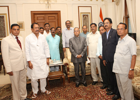 The delegation from Central Action Committee of Bar Association of Western Odisha calling on the President of India, Shri Pranab Mukherjee at Rashtrapati Bhavan in New Delhi on August 30, 2012.