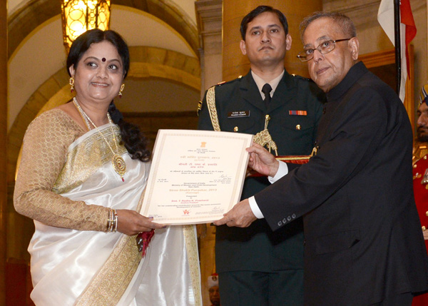 भारत के राष्ट्रपति, श्री प्रणब मुखर्जी 08 मार्च 2014 को, अंतरराष्ट्रीय महिला दिवस के अवसर पर राष्ट्रपति भवन, नई दिल्ली में, श्रीमती टी. राधा के. प्रशांति, आंध्र प्रदेश, को स्त्री शक्ति पुरस्कार-2013 प्रदान करते हुए। 