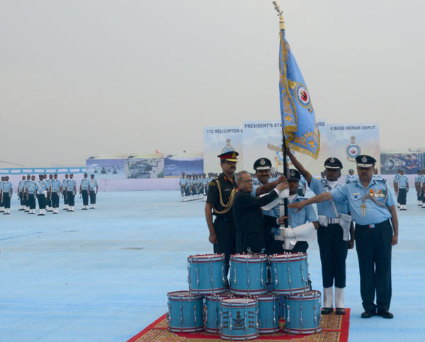 भारत के राष्ट्रपति, श्री प्रणब मुखर्जी 11 मार्च 2014 को, कानपुर, उत्तर प्रदेश में भारतीय वायुसेना के 112 हेलिकॉप्टर यूनिट को राष्ट्रपति ध्वज 4 बेस रिपेयर डिपो को पताका प्रदान करने के अवसर पर। 