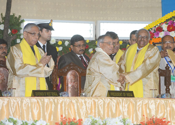 The President of India, Shri Pranab Mukherjee being greeting by the Chairman of the Prime Minister’s Economic Advisory Council, Dr. C. Rangarajan at the 48th Convocation of Indian Statistical Institute at Kolkata in West Bengal on January 10, 2014. Also 