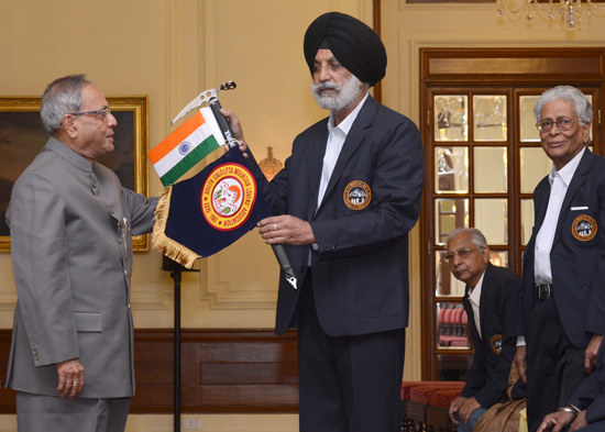 The President of India, Shri Pranab Mukherjee flagging off the Seventh West Bengal Civilian Expedition to Mt. Everest organized by the South Calcutta Mountain Lovers Association at Rashtrapati Bhavan in New Delhi on March 6, 2013.