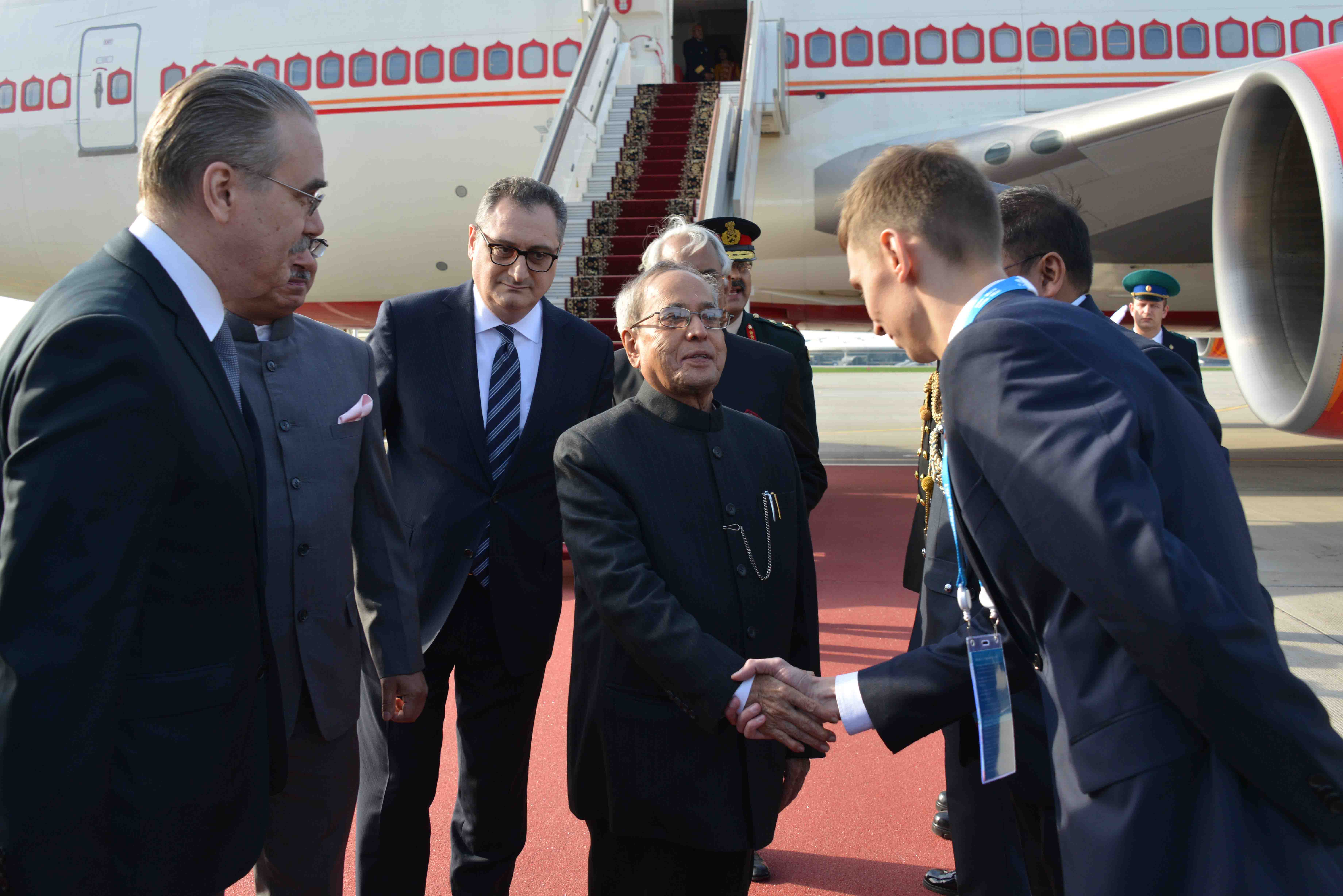 The President of India, Shri Pranab Mukherjee being received by the Russian Dignitaries, Officials and Indian Embassy Officials on his arrival at Vnukovo International Airport at Moscow in Russia on May 7, 2015.