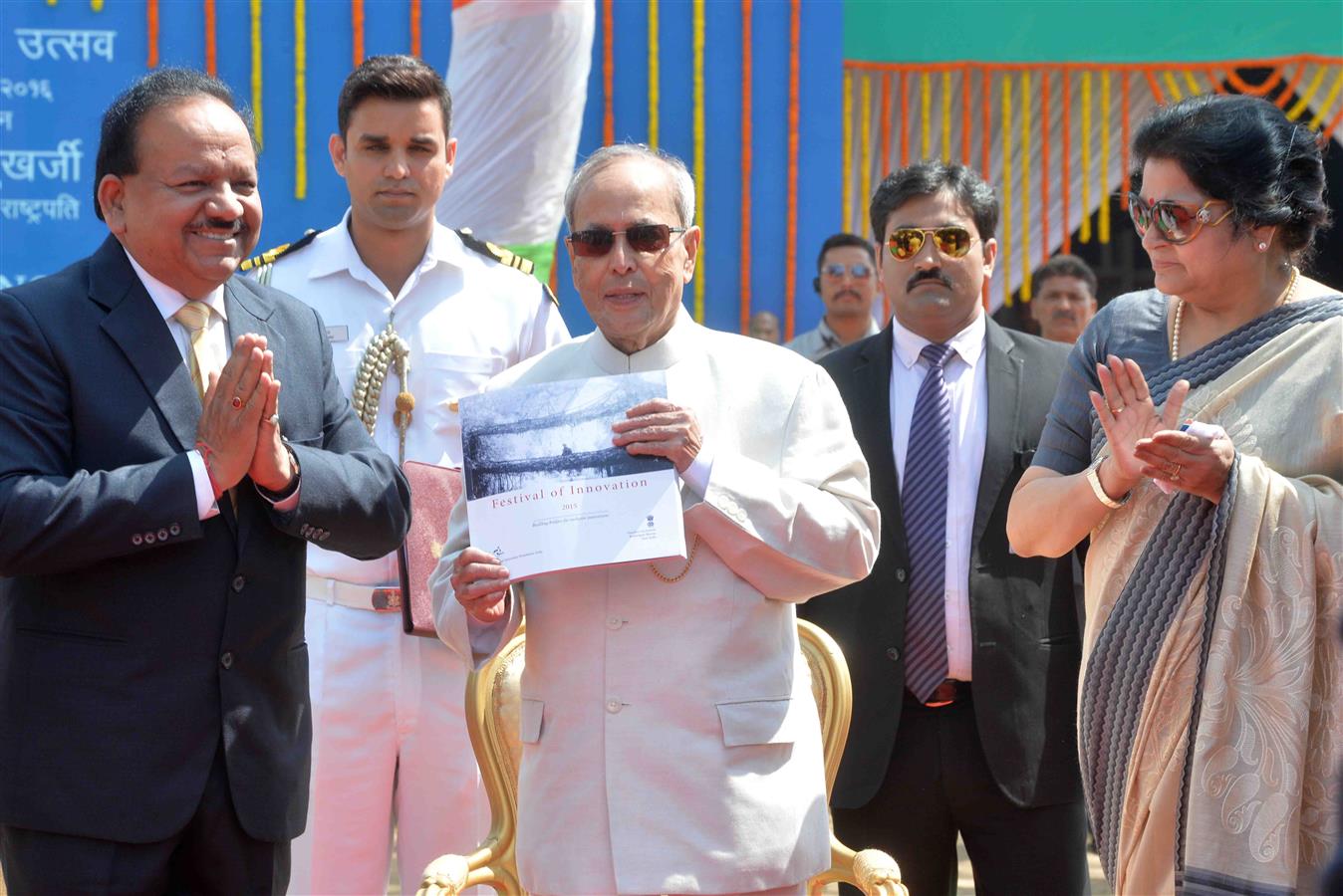 The Union Minister of Science and Technology, Dr. Harshwardhan releasing of Booklet on ‘Festival of Innovation – 2105’ and first copy presenting to the President of India, Shri Pranab Mukherjee at the inauguration of the Innovation Exhibition at Sports Gr 