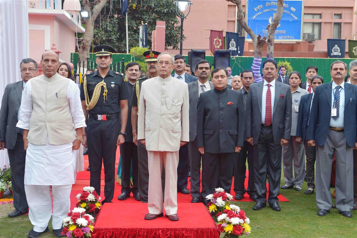 भारत के राष्ट्रपति, श्री प्रणब मुखर्जी 9 मार्च, 2017 को नई दिल्ली में केन्द्रीय औद्योगिक सुरक्षा बल के 48वें स्थापना दिवस के अवसर पर समारोह में