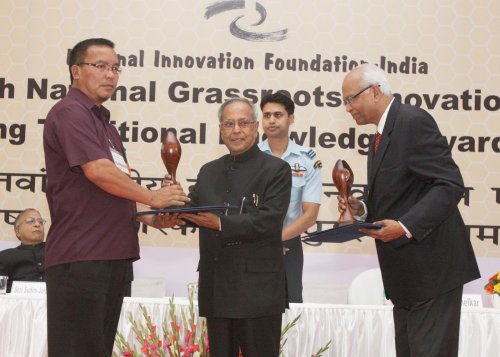 The President of India, Shri Pranab Mukherjee while presenting the Seventh National Grassroots Innovation Awards of the National Innovation Foundation (NIF) at Rashtrapati Bhavan Auditorium in New Delhi on March 7, 2013. Also seen is the Chairperson of th