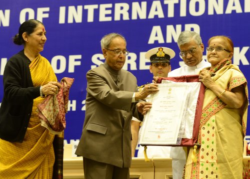 भारत के राष्ट्रपति,श्री प्रणब मुखर्जी 8 मार्च 2013 को राष्ट्रपति भवन,नई दिल्ली में अंतर्राष्ट्रीय महिला दिवस के अवसर पर वर्ष 2012 के लिए स्त्री शक्ति पुरस्कार प्रदान करते हुए चित्र में केंद्रीय महिला एवं बाल विकास राज्य मंत्री( स्वतंत्र प्रभार )श्रीमती कृ