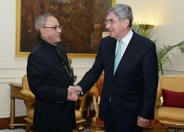 The Former President of Costa Rica and Nobel Peace Prize Award Winner, Dr. Oscar Arias Sanchez calling on the President of India, Shri Pranab Mukherjee at Rashtrapati Bhavan in New Delhi on March 26, 2014. 