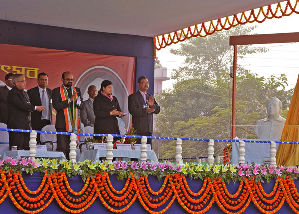 The President of India, Shri Pranab Mukherjee unveiling a statue of eminent author, Shri Shibram Chakraborty at a function to inaugurate the 125thAnniversary of the Chanchal Siddheswari Institution at Chanchal, Malda in West Bengal on January 10, 2014. 