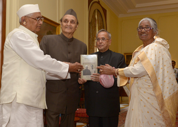 भारत के राष्ट्रपति,श्री प्रणब मुखर्जी 28 मार्च 2014 को राष्ट्रपति भवन ,नई दिल्ली में हरियाणा के राज्यपाल,श्री जगन्नाथ पहाड़िया द्वारा लिखित पुस्तक,'हाशिये से मुख्यधारा तक' की प्रथम प्रति प्राप्त करते हुए।राष्ट्रपति ने यह पुस्तक,भारतीय सांस्कृतिक संबंध परिष 