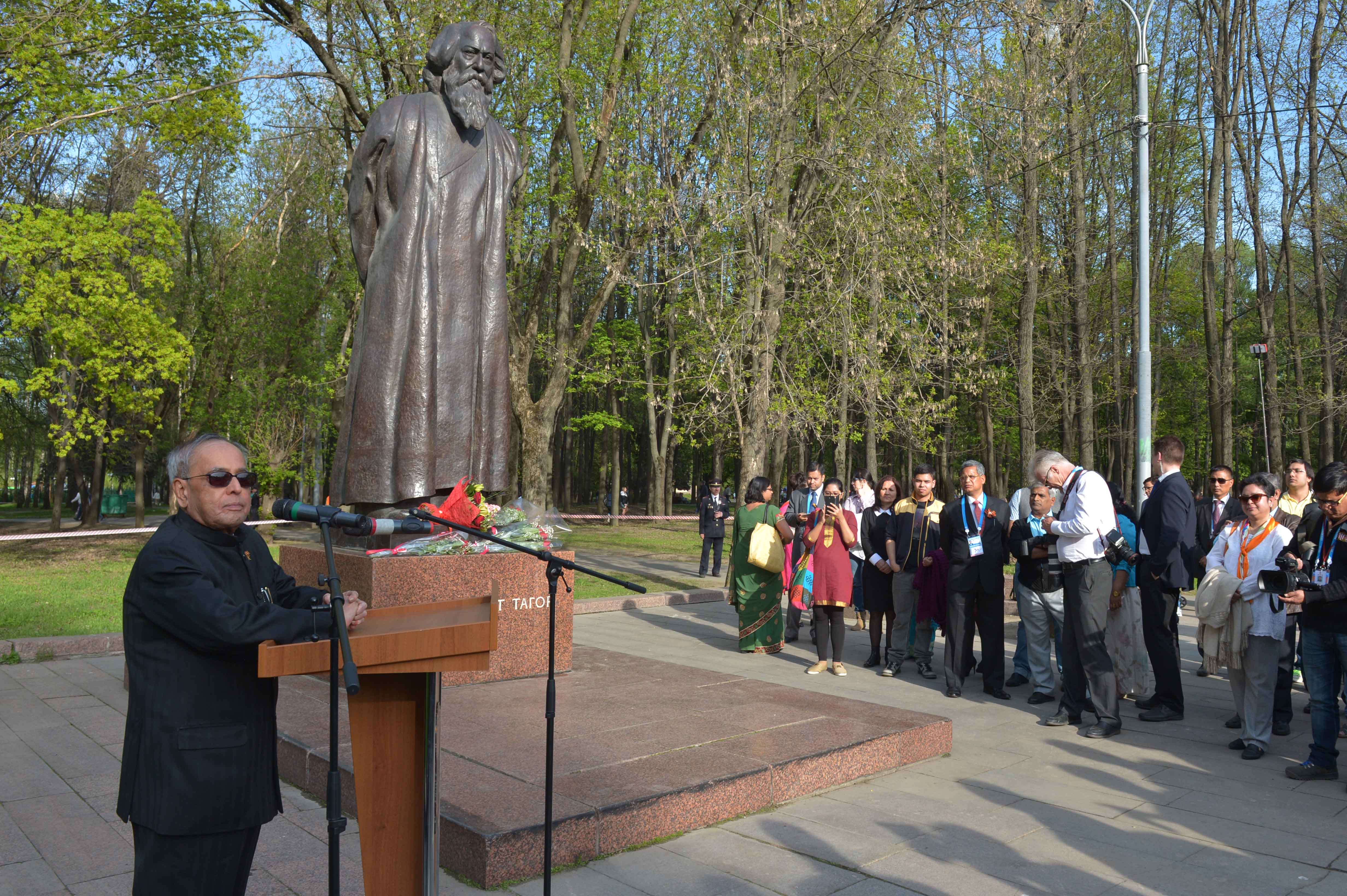 The President of India, Shri Pranab Mukherje during the paying floral tributes at the statue of Shri Rabindranath Tagore on his 154th Birth Anniversary at Moscow in Russia on May 9, 2015.