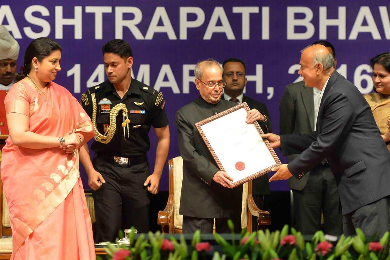 The President of India, Shri Pranab Mukherjee presenting the Visitor’s Award - 2016 for Research to Molecular Parasitology Group of Jawaharlal Nehru University at Rashtrapati Bhavan Auditorium on March 14, 2016. 