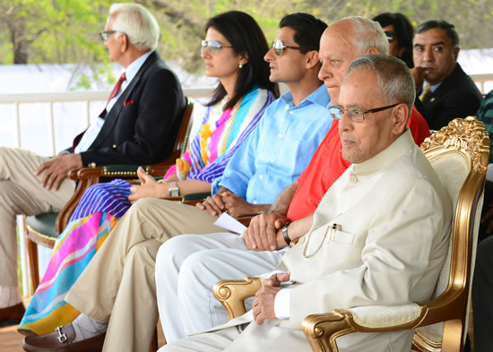 भारत के राष्ट्रपति, श्री प्रणब मुखर्जी 10 मार्च, 2013 को राष्ट्रपति बॉडीगार्ड परेड ग्रांउड (पोलो मैदान), नई दिल्ली में राष्ट्रपति पोलो कप उद्घाटन प्रदर्शन मैच का अवलोकन करते हुए। चित्र में केंद्रीय नवीन एवं नवीकरणीय ऊर्जा मंत्री, डॉ फारूक अब्दुल्ला भी दिख