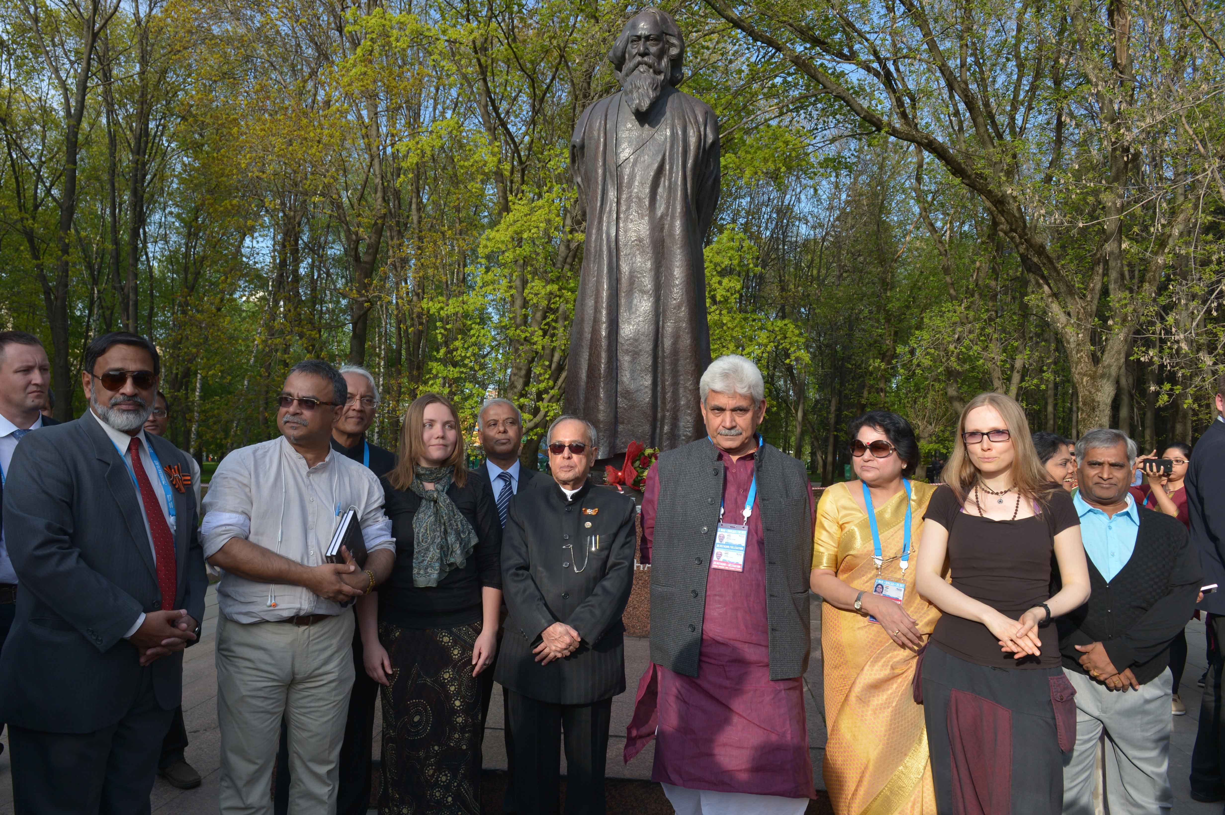 भारत के राष्ट्रपति, श्री प्रणब मुखर्जी 9 मई, 2015 को, मास्को में श्री रवीन्द्रनाथ टैगोर की 154वीं जन्म-जयंती पर उनकी प्रतिमा पर पुष्पांजलि अर्पित करने के दौरान बहुत से भारतविदों और रूस में रहने वाले भारतीयों के साथ।