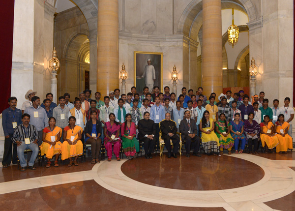 The President of India, Shri Pranab Mukherjee with the Tribal youth who attending the 6th Tribal Youth Exchange Programme (TYEP) at Rashtrapati Bhavan in New Delhi on March 28, 2014 when they called-on him. 