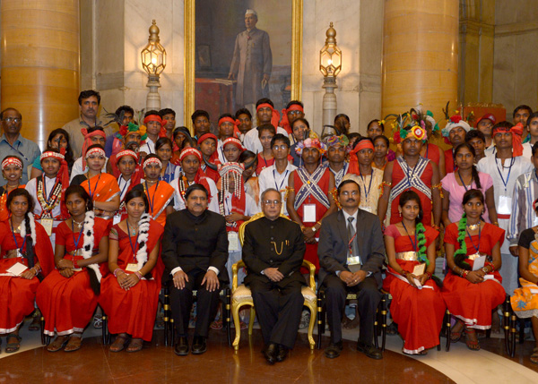 भारत के राष्ट्रपति, श्री प्रणब मुखर्जी 28 मार्च, 2014 को राष्ट्रपति भवन, नई दिल्ली में छठे जनजातीय युवा आदान-प्रदान कार्यक्रम में भाग लेने वाले जनजातीय युवाओं के साथ। 