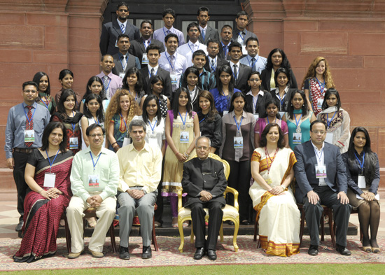 The President of India, Shri Pranab Mukherjee with participants of the 21st Know India Programme for Diaspora Youth at Rashtrapati Bhavan in New Delhi on September 7, 2012.