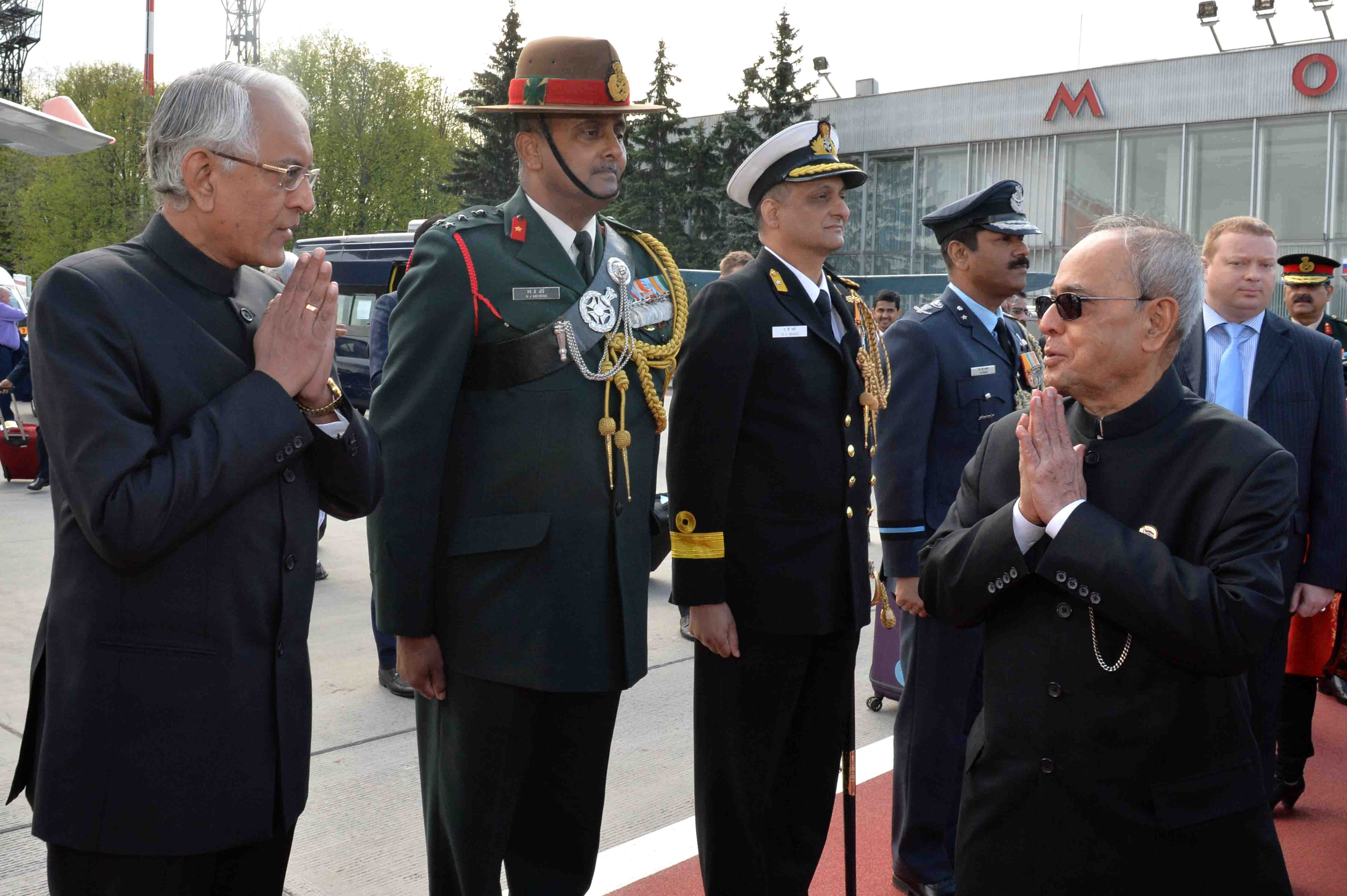 The President, Shri Pranab Mukherjee being seen off on his departure from Vnukovo – 2 – Airport at Moscow in Russia on May 11, 2015.