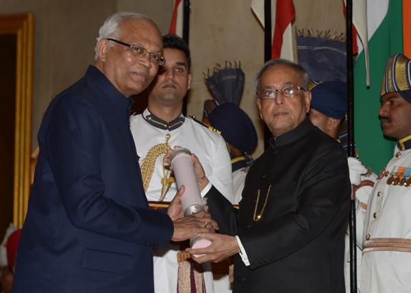 The President of India, Shri Pranab Mukherjee conferring the Padma Vibhushan on Dr. Raghunath Anant Mashelkar at the Civil Investiture Awards Ceremony at the Darbar Hall of Rashtrapati Bhavan in New Delhi on March 31, 2014. 