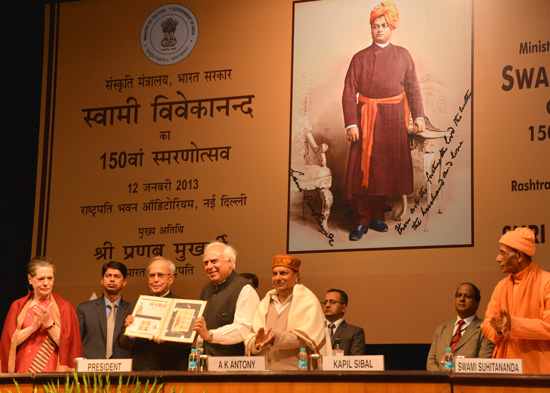 भारत के राष्ट्रपति, श्री प्रणब मुखर्जी, 12 जनवरी, 2013 को राष्ट्रपति भवन ऑडिटोरियम, नई दिल्ली में आयोजित एक कार्यक्रम में स्वामी विवेकानंद की 150वीं जन्म जयंती का उद्घाटन करते हुए। चित्र में संप्रग अध्यक्ष, श्रीमती सोनिया गांधी, केंद्रीय रक्षा मंत्री, श्र