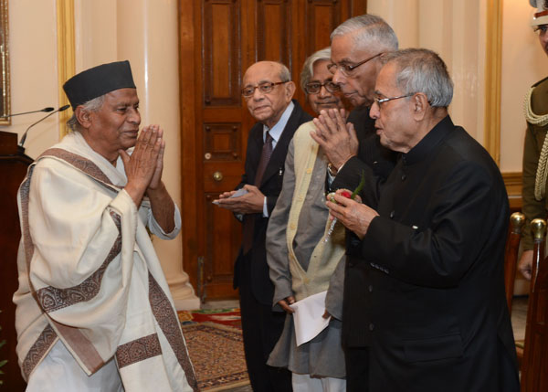 The President of India, Shri Pranab Mukherjee at a function to launch a campaign for donation of posthumous human bodies, organs and tissues at Raj Bhavan, Kolkata in West Bengal on January 10, 2014. Also seen is the Governor of West Bengal, Shri M.K. Nar 