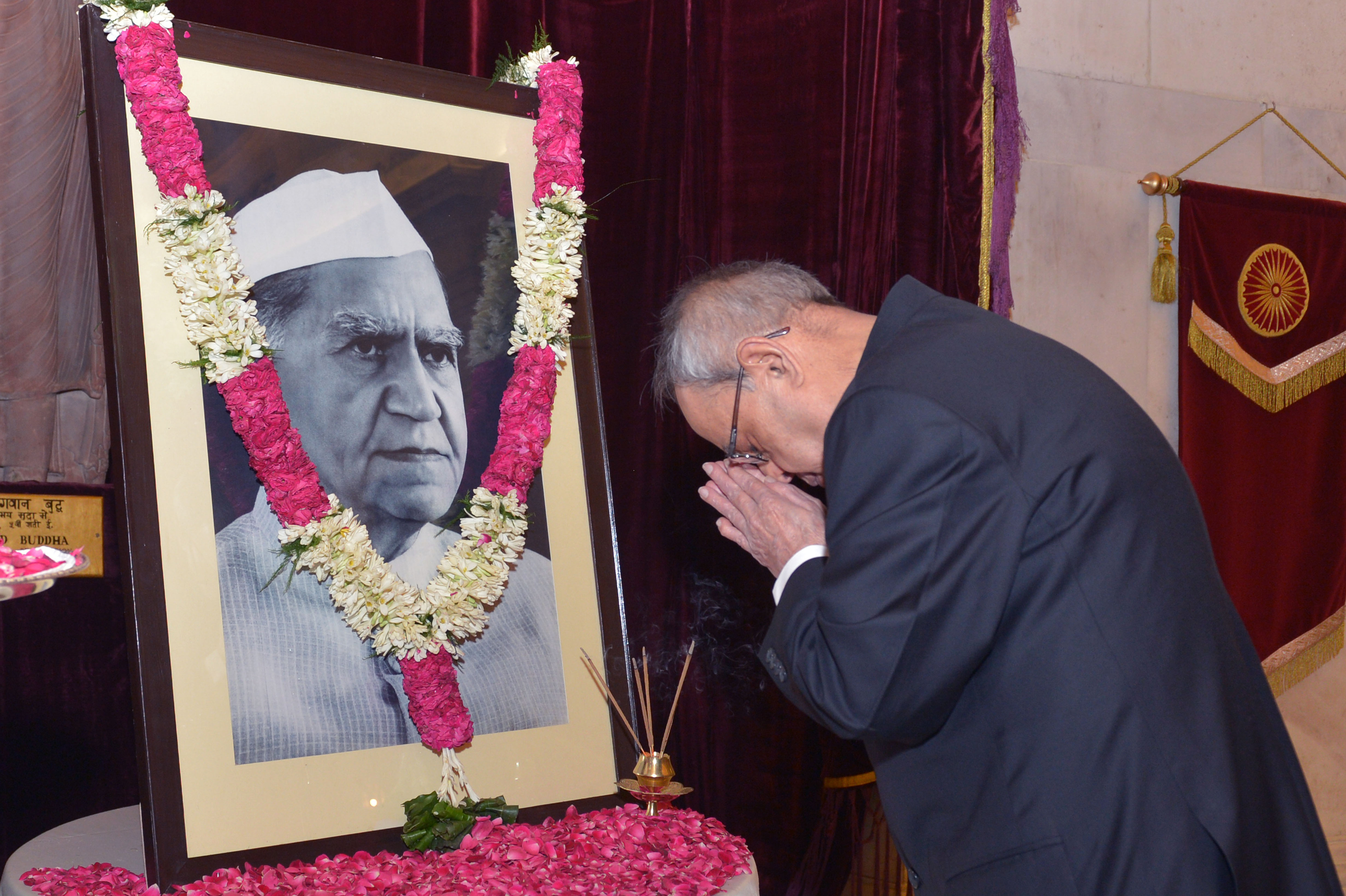 The President of India, Shri Pranab Mukherjee paying homage to Former President of India, Shri Fakhruddin Ali Ahmed on his Birth Anniversary at Rashtrapati Bhavan on May 13, 2015.