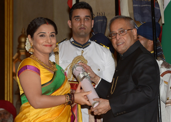 The President of India, Shri Pranab Mukherjee conferring the Padma Shri on Ms. Vidya Balan at the Civil Investiture Awards Ceremony at the Darbar Hall of Rashtrapati Bhavan in New Delhi on March 31, 2014. 