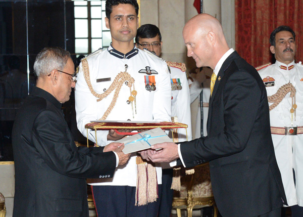 The Ambassador of Guatemala, His Excellency Mr. Georges de La Roche Du Ronzet Plihal presenting his credentials to the President of India, Shri Pranab Mukherjee at Rashtrapati Bhavan in New Delhi on April 2, 2014. 