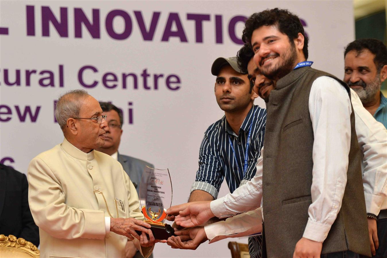 The President of India, Shri Pranab Mukherjee presenting the award to the winner of the Hackathon Coding Competition on the subject ‘Entry into Public Monuments monitoring’ at Rashtrapati Bhavan Cultural Centre on March 19, 2016. 