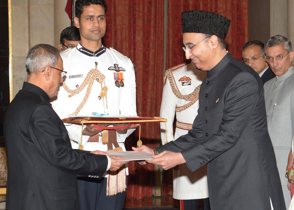 The High Commissioner of Pakistan, His Excellency Mr. Abdul Basit presenting his credentials to the President of India, Shri Pranab Mukherjee at Rashtrapati Bhavan in New Delhi on April 2, 2014. 