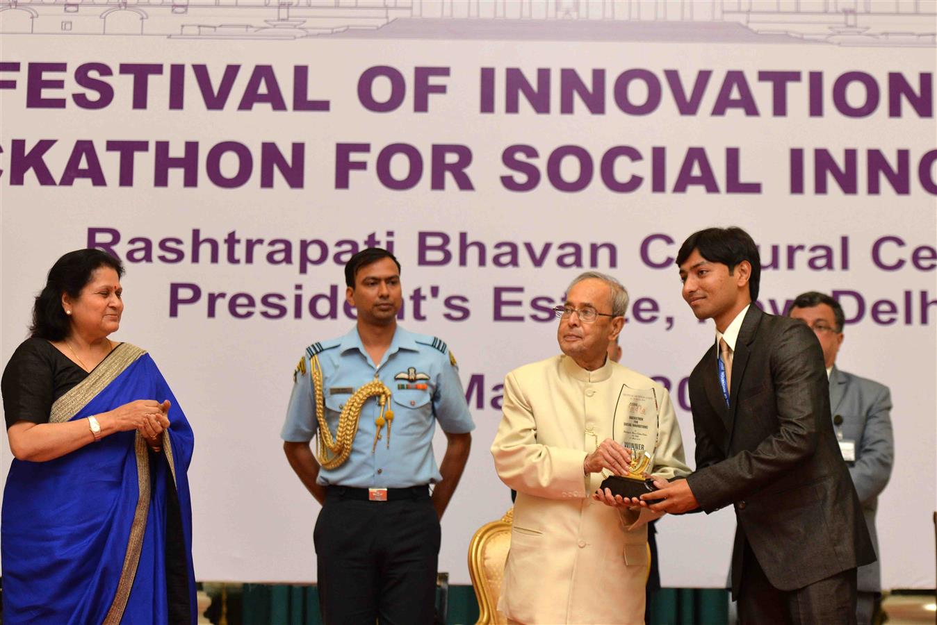 The President of India, Shri Pranab Mukherjee presenting the award to the winner of the Hackathon Coding Competition on the subject ‘Monitoring of Loos in public places’ at Rashtrapati Bhavan Cultural Centre on March 19, 2016. 