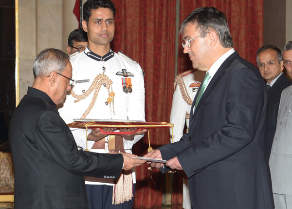 The Ambassador of Bosnia and Herzegovina, His Excellency Mr. Sabit Subasic presenting his credentials to the President of India, Shri Pranab Mukherjee at Rashtrapati Bhavan in New Delhi on April 2, 2014. 