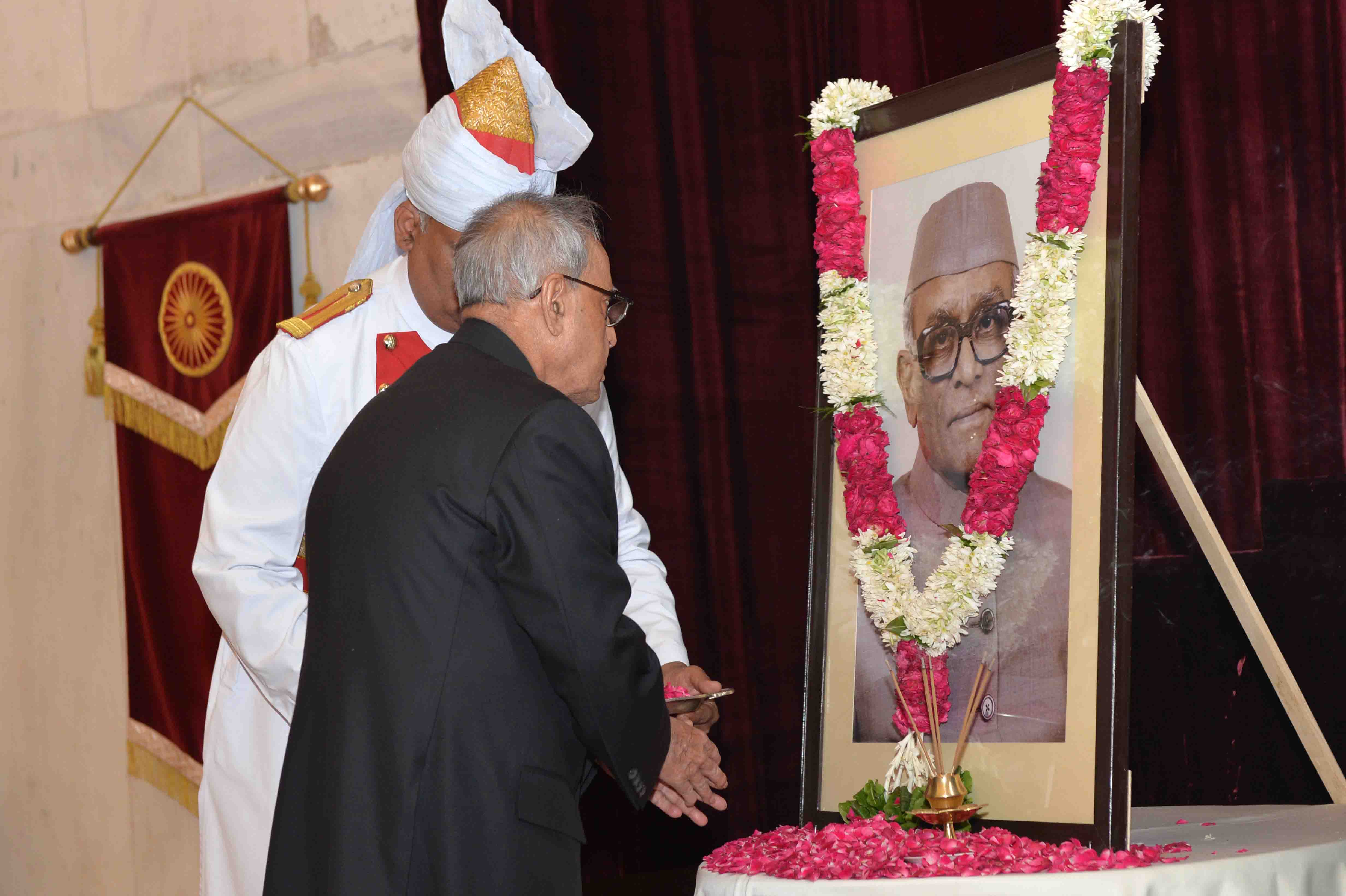 भारत के राष्ट्रपति, श्री प्रणब मुखर्जी 19 मई 2015 को राष्ट्रपति भवन में, भारत के पूर्व राष्ट्रपति, श्री नीलम संजीव रेड्डी को उनके जन्म दिवस पर श्रद्धांजलि अर्पित करते हुए