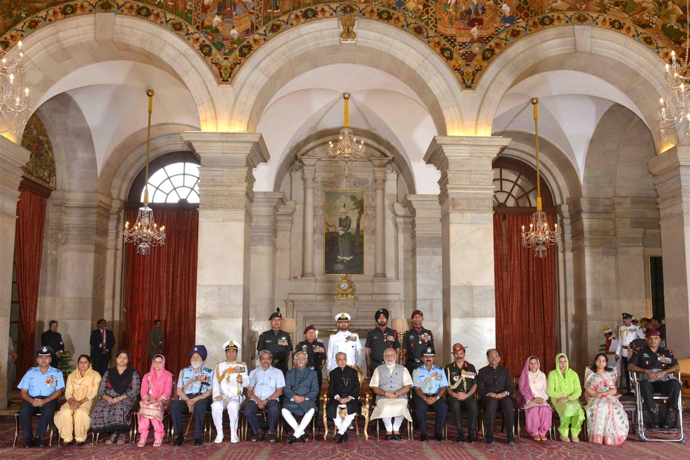 भारत के राष्ट्रपति, श्री प्रणब मुखर्जी 22 मार्च, 2016 को, राष्ट्रपति भवन में रक्षा अलंकरण समारोह में शौर्य पुरस्कार तथा विशिष्ट सेवा अलंकरण प्राप्तकर्ताओं के साथ 