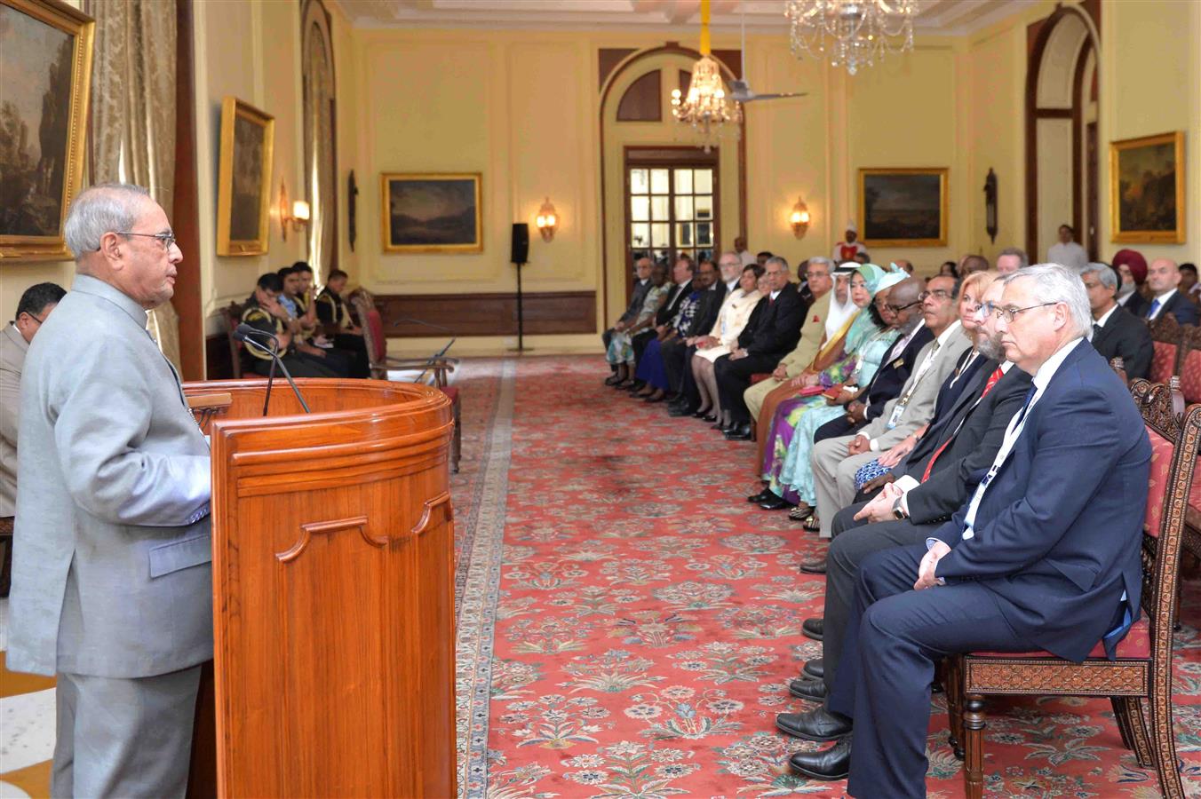 The President of India, Shri Pranab Mukherjee interacting with the delegates participating in the Commonwealth Auditors General Conference at Rashtrapati Bhavan on March 23, 2017.