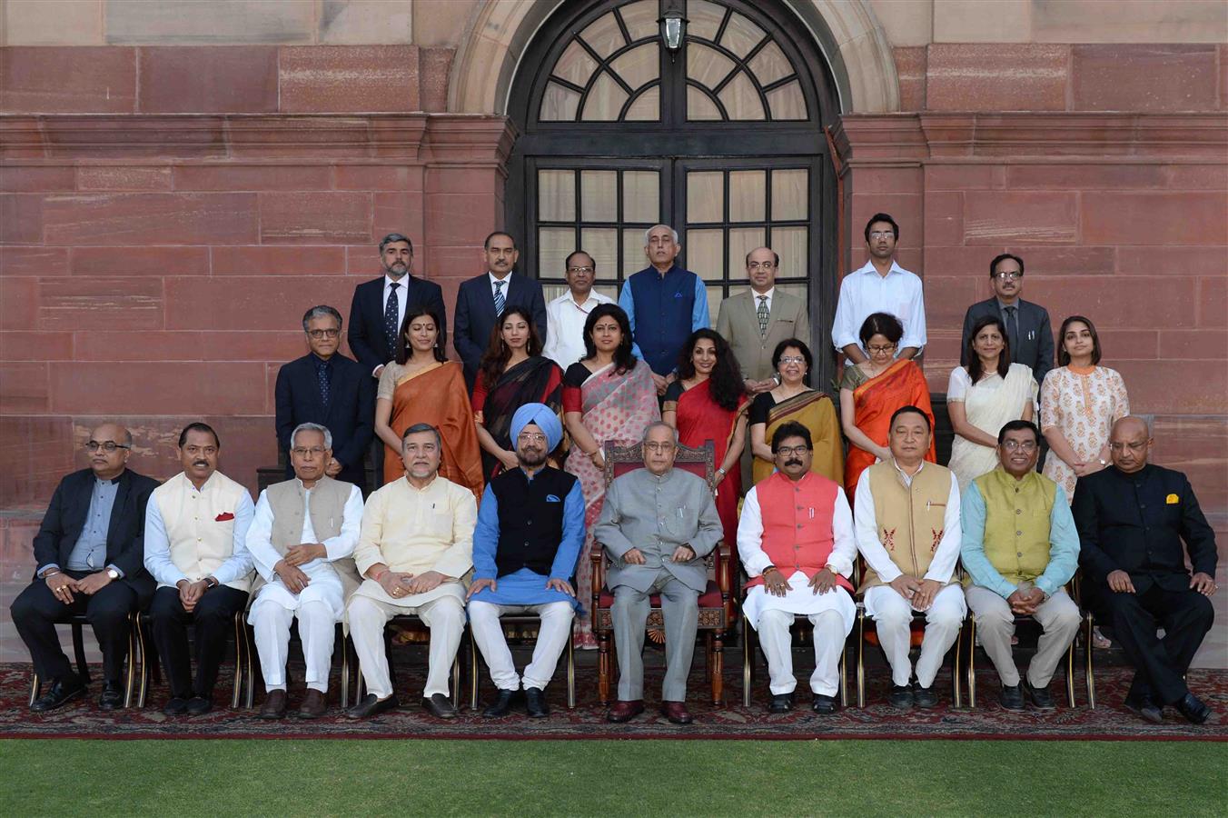 The President of India, Shri Pranab Mukherjee with the delegates of Global Coalition Against TB on the eve of World TB Day at Rashtrapati Bhavan on March 23, 2017.