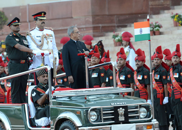 भारत के राष्ट्रपति, श्री प्रणब मुखर्जी 09 अप्रैल, 2014 को राष्ट्रपति भवन, नई दिल्ली में तैनात आर्मी गार्ड बटालियन के समारोहिक अदला-बदली समारोह में गार्ड ऑफ ऑनर का निरीक्षण करते हुए। 