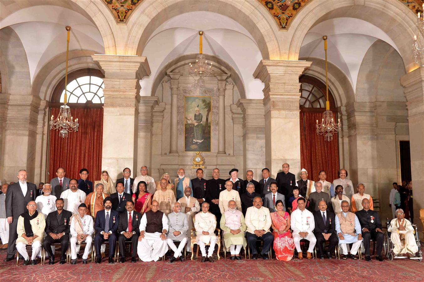 भारत के राष्ट्रपति, श्री प्रणब मुखर्जी 28 मार्च, 2016 को राष्ट्रपति भवन में नागरिक अलंकरण समारोह में पद्म श्री प्राप्तकर्ताओं के साथ। 