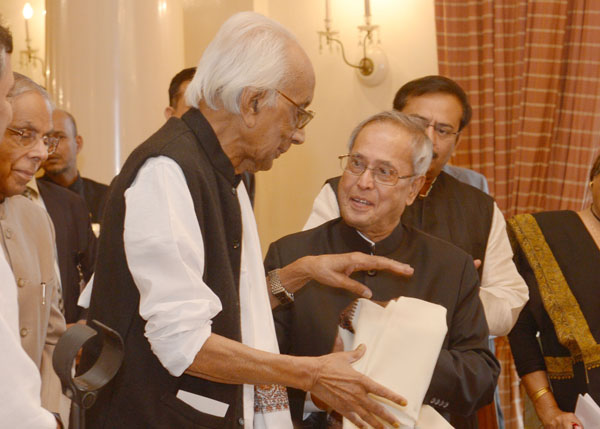 The President of India, Shri Pranab Mukherjee presenting the Sunil Gangopadhyay Memorial Award for Excellence in Bengali Literature to eminent poet and litterateur to Shri Nirendranth Chakravarty for the year 2012 at Raj Bhavan, Kolkata in West Bengal on 