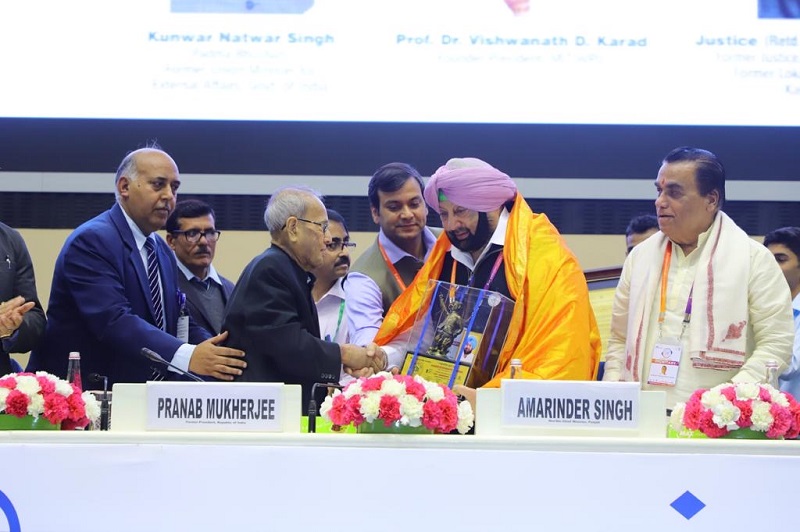 The Former President of India, Shri Pranab Mukherjee presenting the Adarsh Mukhyamantri Puraskar  								to Capt. Amarinder Singh, Chief Minister of Punjab at the 10th Annual National Conclave of  								Bharatiya Chhatra Sansad in New Delhi.