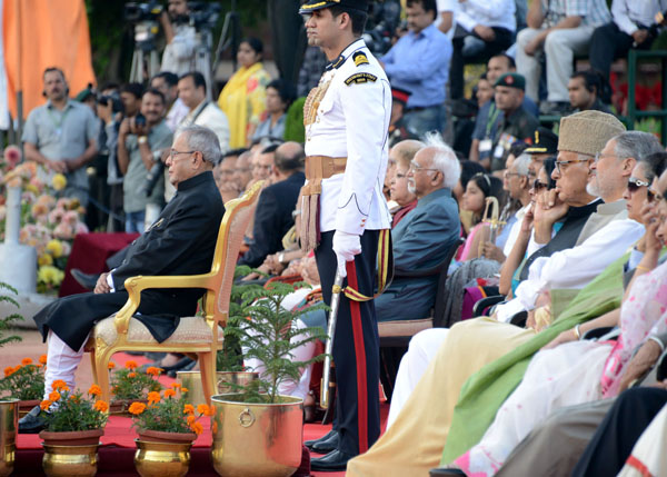 भारत के राष्ट्रपति, श्री प्रणब मुखर्जी 09 अप्रैल 2014 को, राष्ट्रपति भवन में तैनात सेना गारद बटालियन के समारोहिक बदलाव के दौरान सम्मान गारद का निरीक्षण करते हुए। 