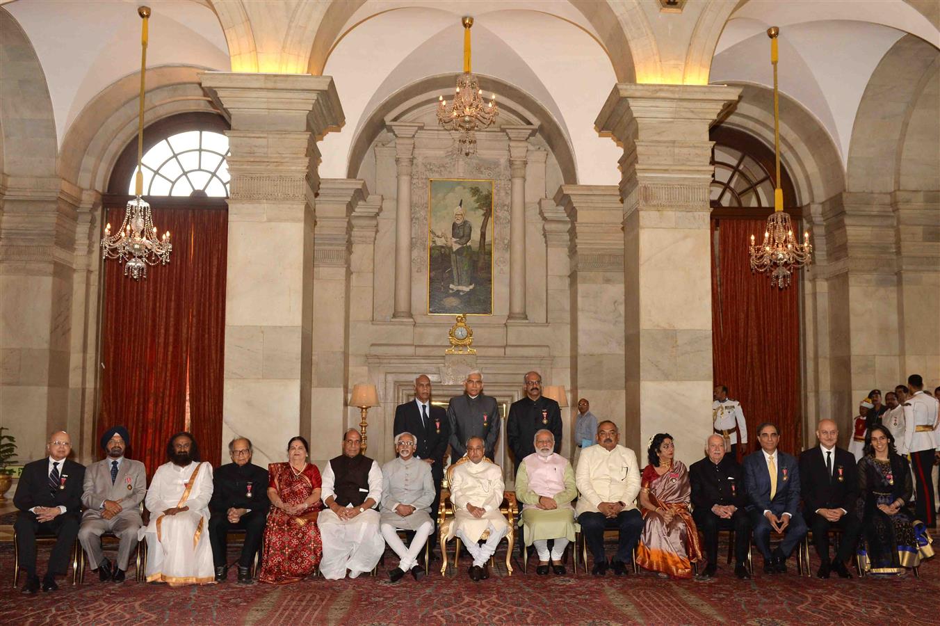 भारत के राष्ट्रपति, श्री प्रणब मुखर्जी 28 मार्च, 2016 को राष्ट्रपति भवन में नागरिक अलंकरण समारोह में पद्म विभूषण और पद्म भूषण प्राप्तकर्ताओं के साथ। 