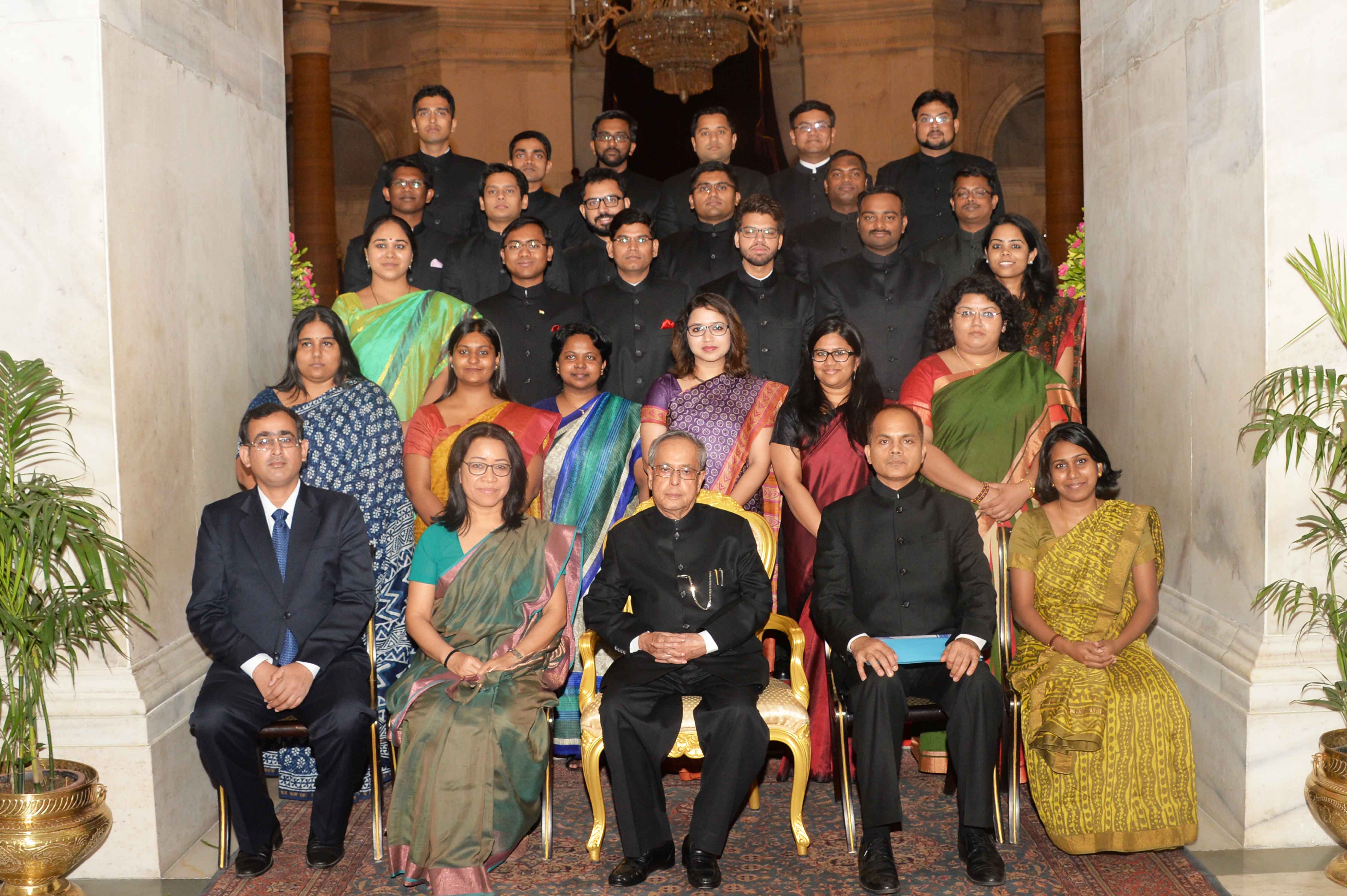 The President of India, Shri Pranab Mukherjee with the Officer Trainees of Indian Foreign Service of 2013 Batch from Foreign Service Institute, at Rashtrapati Bhavan, on May 27, 2015