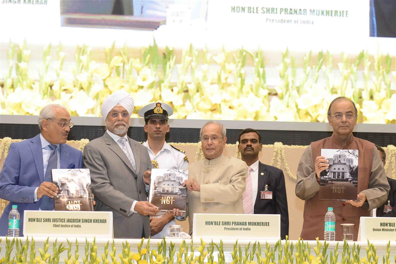 भारत के राष्ट्रपति, श्री प्रणब मुखर्जी 25 मार्च, 2017 को नई दिल्ली में राष्ट्रीय हरित न्यायाधिकरण द्वारा आयोजित ‘विश्व पर्यावरण सम्मेलन’ के अद्घाटन के अवसर पर।