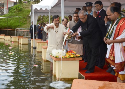 भारत के राष्ट्रपति, श्री प्रणब मुखर्जी 13 मार्च, 2013 को, मॉरिशस के पोर्ट लुई में अपनी सरकारी यात्रा के दौरान, गंगा तालाब पर फूल और गंगाजल चढ़ाते हुए।